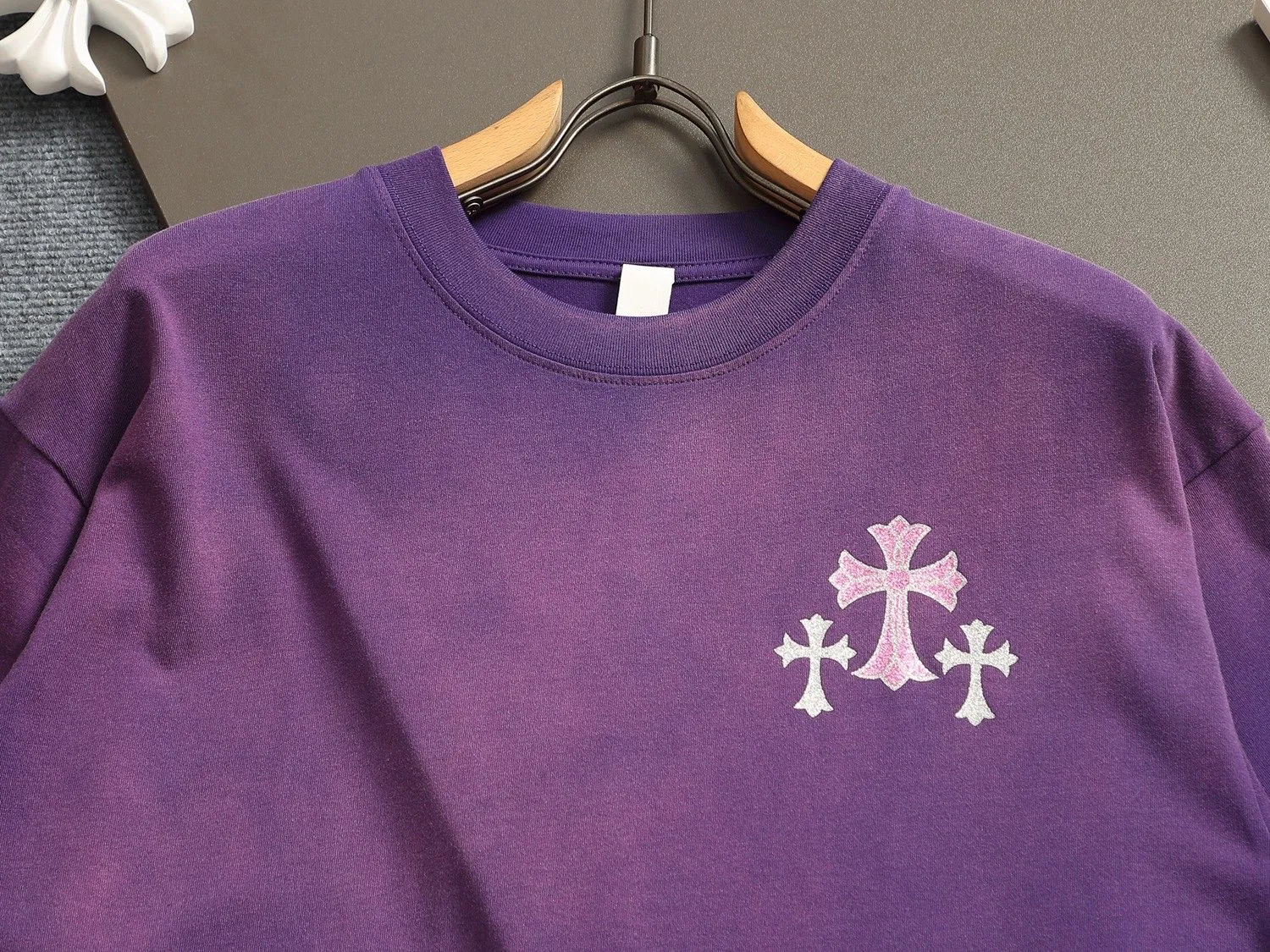 🅿️220 Chrome hearts ch Chrome hearts cross pink hot diamond short-sleeved t-shirt. Advanced tie-dye technology. Large version. Loose and stylish. Low version, slim and long version with upper body and raised hips. 100% commitment: top quality, not fast food. The highest version on the market. Top quality, 320 grams. 26 custom-dyed double yarn cotton, same style for men and women, complete with three standards. Color: Six colors available, available to the public. Size: XS-L. Size chart: